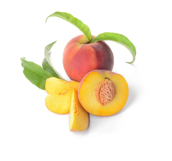 白色背景的成熟桃子 — 图库照片