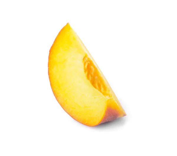 Pedaço de pêssego maduro sobre fundo branco — Fotografia de Stock