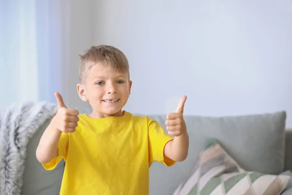 Милий маленький хлопчик показує великий жест вдома — стокове фото