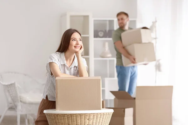 Lycklig ung kvinna med rörliga lådor i sitt nya hus — Stockfoto