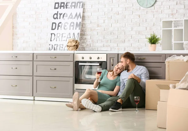 幸福的年轻夫妇在搬进新房子后喝葡萄酒 — 图库照片