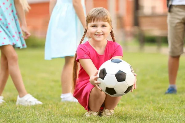 Bambini piccoli e carini con palla nel parco — Foto Stock