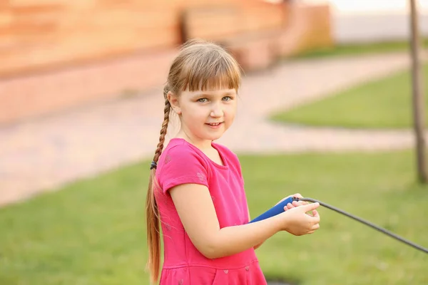 Menina bonito pulando corda no parque — Fotografia de Stock