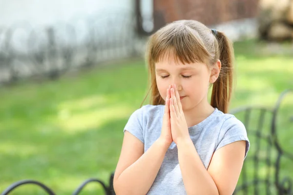 屋外で祈るかわいい女の子 — ストック写真