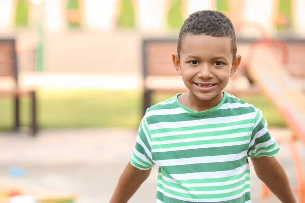 Lindo niño afroamericano en el patio — Foto de Stock