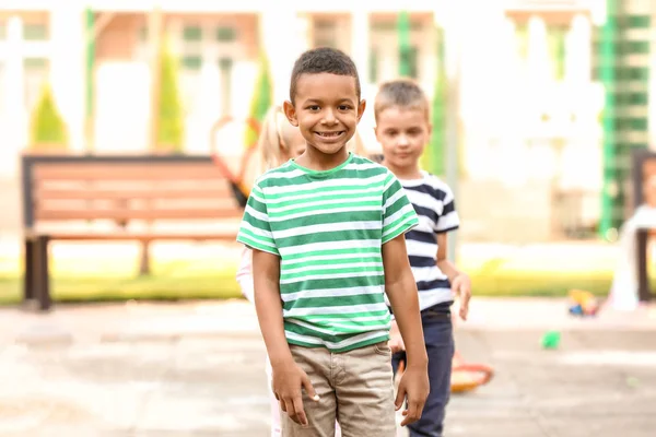 Lindos niños pequeños en el parque infantil — Foto de Stock