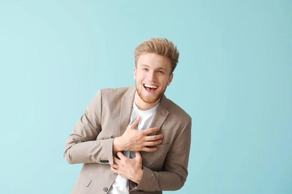 Glücklicher junger Mann auf farbigem Hintergrund — Stockfoto