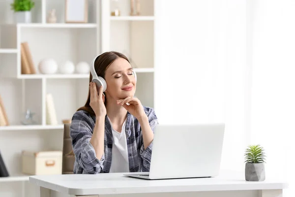 Young woman relaxing and listening to music at home — Stock Photo, Image