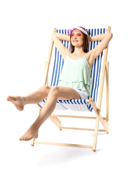 Krásná mladá žena relaxační na sluníčku na bílém pozadí — Stock fotografie