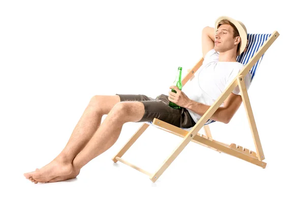 Hombre joven relajándose en la tumbona sobre fondo blanco — Foto de Stock