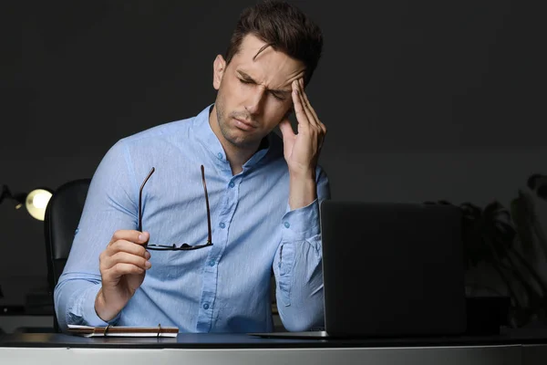 Jeune homme stressé sur le lieu de travail tard dans la soirée — Photo