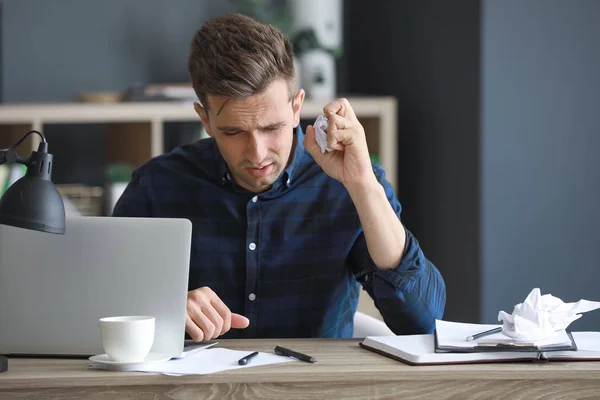 Stressé jeune homme à la table au bureau — Photo