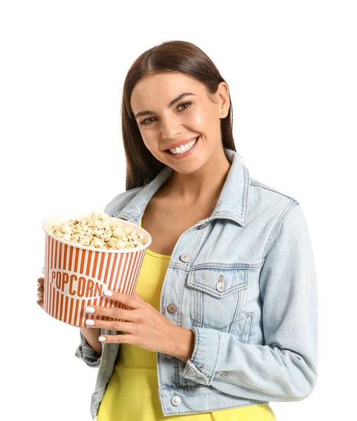 Jonge vrouw met popcorn op witte achtergrond — Stockfoto