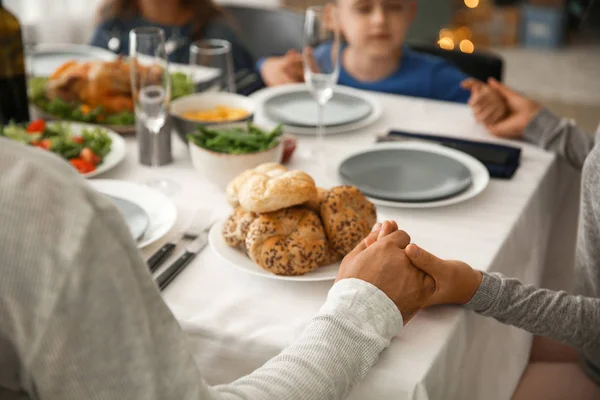 Rodina se modlí před vánoční večeři doma — Stock fotografie
