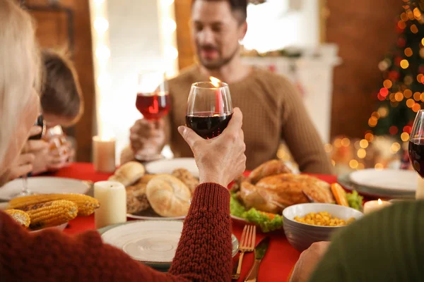 Feliz familia bebiendo vino durante la cena de Navidad en casa — Foto de Stock