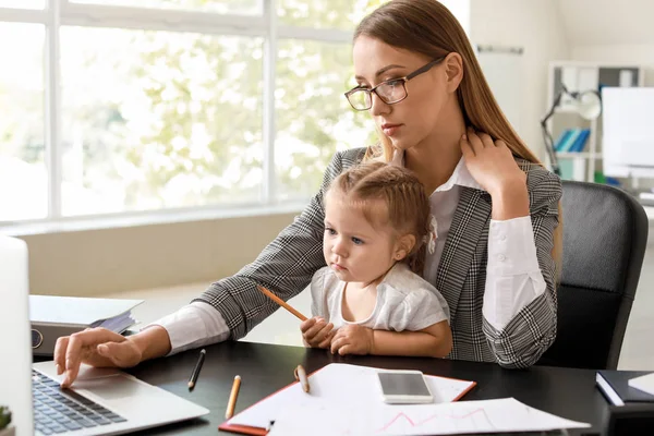 Working mother with her daughter in office — Stock Photo, Image