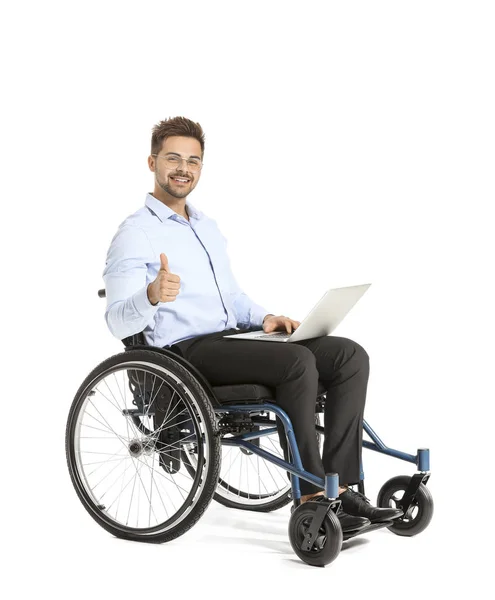 Hombre de negocios feliz con el ordenador portátil en silla de ruedas que muestra el gesto de pulgar hacia arriba sobre fondo blanco — Foto de Stock