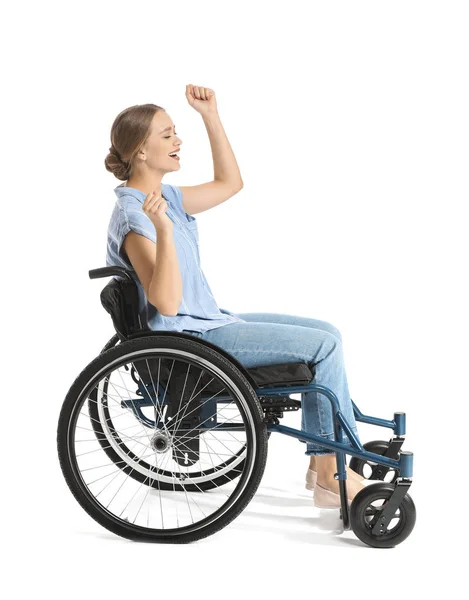 Mujer feliz en silla de ruedas sobre fondo blanco — Foto de Stock