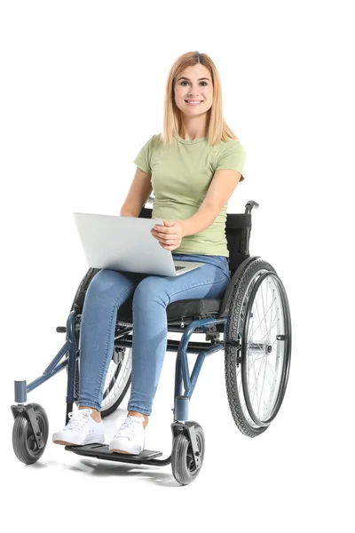 Belle femme avec ordinateur portable en fauteuil roulant sur fond blanc — Photo