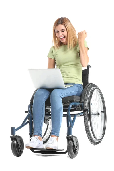 Femme heureuse avec ordinateur portable en fauteuil roulant sur fond blanc — Photo