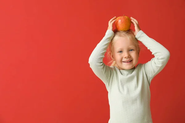 Schattig klein meisje met Apple op kleur achtergrond — Stockfoto
