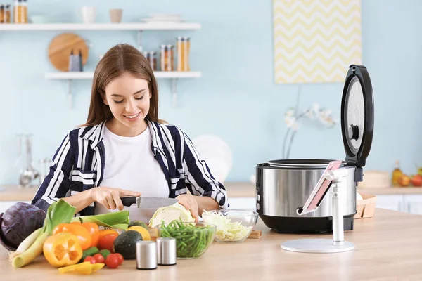 Kadın çok ocakta güveç için sebze kesme