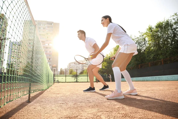 Jong koppel tennissen op Hof — Stockfoto