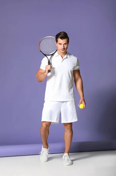 Jóképű férfi teniszütő színes háttérrel — Stock Fotó