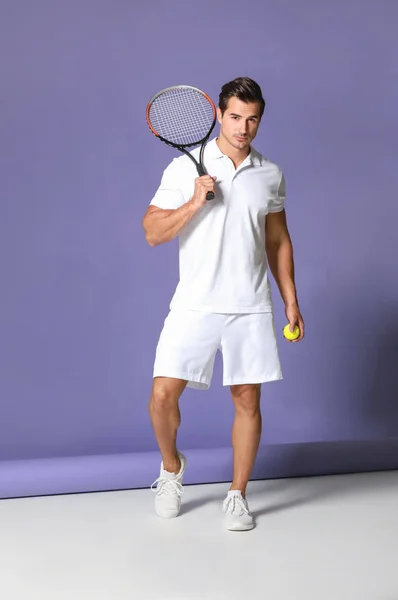 Bonito homem com raquete de tênis no fundo de cor — Fotografia de Stock