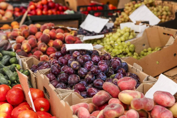 Asortyment świeżych owoców na licznik na rynku — Zdjęcie stockowe