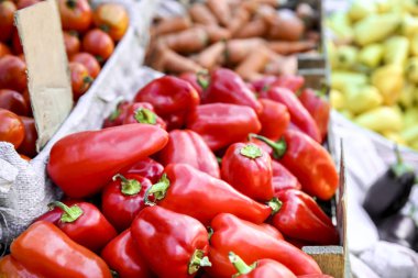 Pazarda tezgahta taze biber