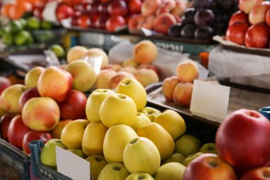 Pazarda tezgahta taze meyve çeşitleri