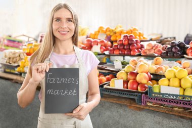 Satıcı metin Farmer's Market açık havada tebeşir tutan