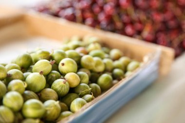 Taze bektaşi üzümü pazarda tezgahta