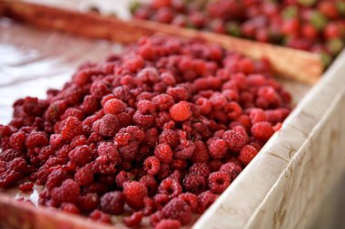 Pazarda tezgahta taze ahududu