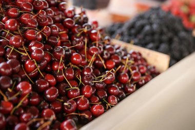 Pazarda tezgahta taze kiraz