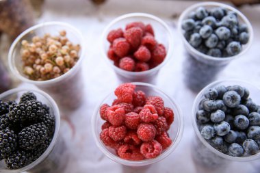 Pazarda tezgahta taze çilek çeşitleri