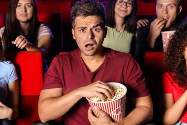 Sinemada film izlerken patlamış mısır ile duygusal adam