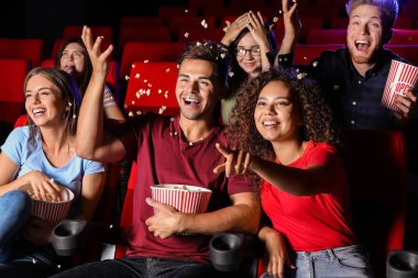 Sinemada film izlerken patlamış mısır ile Arkadaşlar