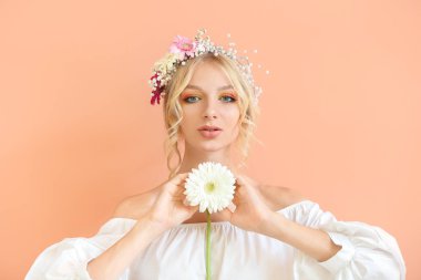 Çiçek çelenk renk arka plan üzerinde olan güzel kadın