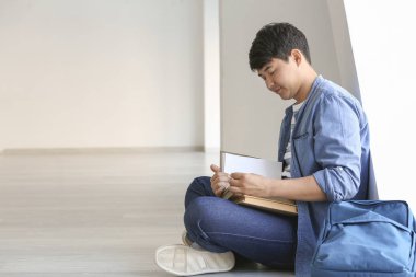 Asyalı öğrenci üniversitede sınava hazırlanıyor