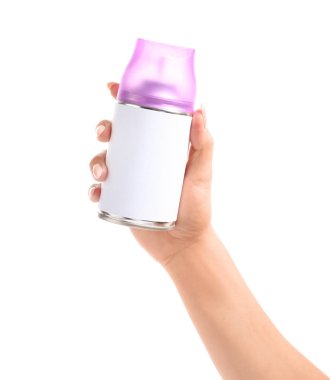 Beyaz arka planda hava spreyi şişesi ile Kadın el