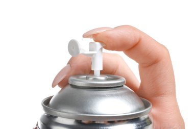 Beyaz arka plan üzerinde hava spreyi şişesi ile Kadın el, closeup