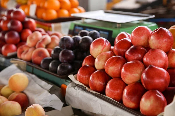 Választék a friss gyümölcsök ellen a piaci — Stock Fotó