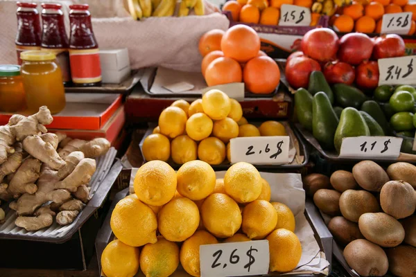 Surtido de frutas frescas en mostrador en el mercado — Foto de Stock