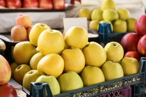 Čerstvá jablka na trhu — Stock fotografie
