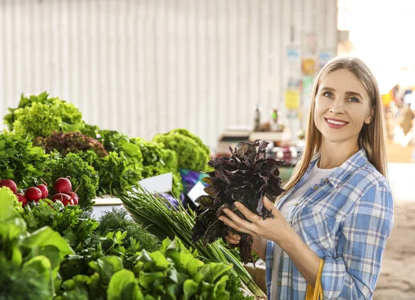 Kobieta wybiera świeże zioła na rynku — Zdjęcie stockowe