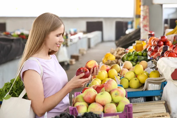 市場で果物を選ぶ女性 — ストック写真