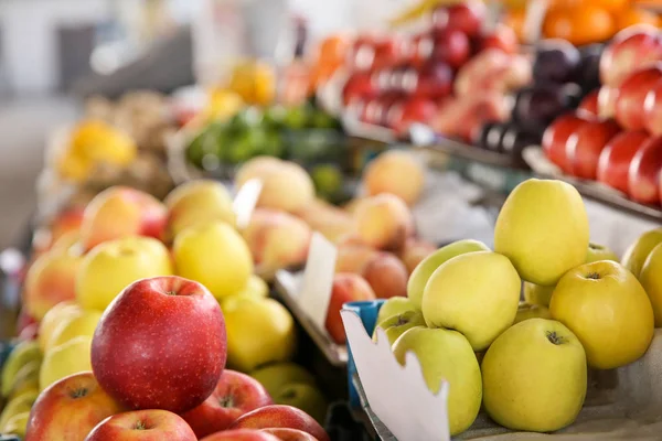 Świeże jabłka na licznik na rynku — Zdjęcie stockowe