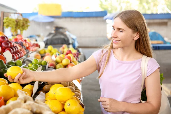 Frau wählt Obst auf dem Markt aus — Stockfoto